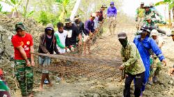 Bersama Warga, Satgas TMMD 125 Bojonegoro Kebut Pengerjaan Rehabilitasi Check Dam Bersama Warga, Satgas TMMD 125 Bojonegoro Kebut Pengerjaan Rehabilitasi Check Dam