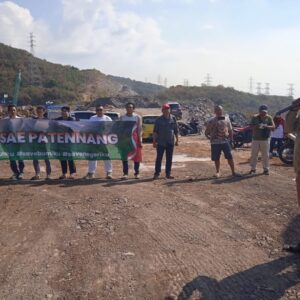 HUT RI ke-80, Pegiat Lingkungan Kibarkan Merah Putih di Hutan Probolinggo-Situbondo