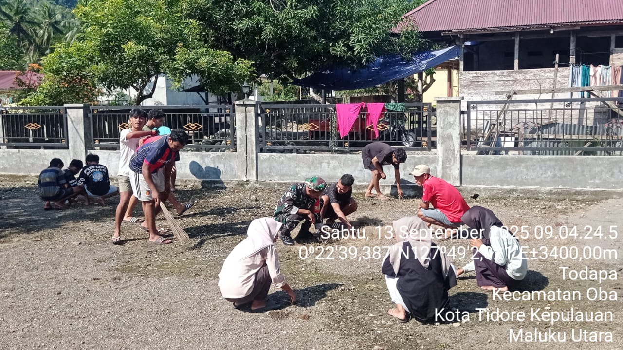 Babinsa Koramil 1505-04/Oba Bersama Warga Wujudkan Masjid Bersih dan Nyaman