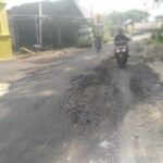 Jalan Kabupaten Durikedungjero–Mendungo Rusak Sepekan Setelah Diaspal, Warga Desak Audit Total Proyek