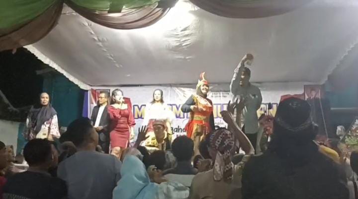 ASN Kabupaten Probolinggo Naik Panggung dan Sawer Uang, Publik Kritik Tindakan Tidak Pantas