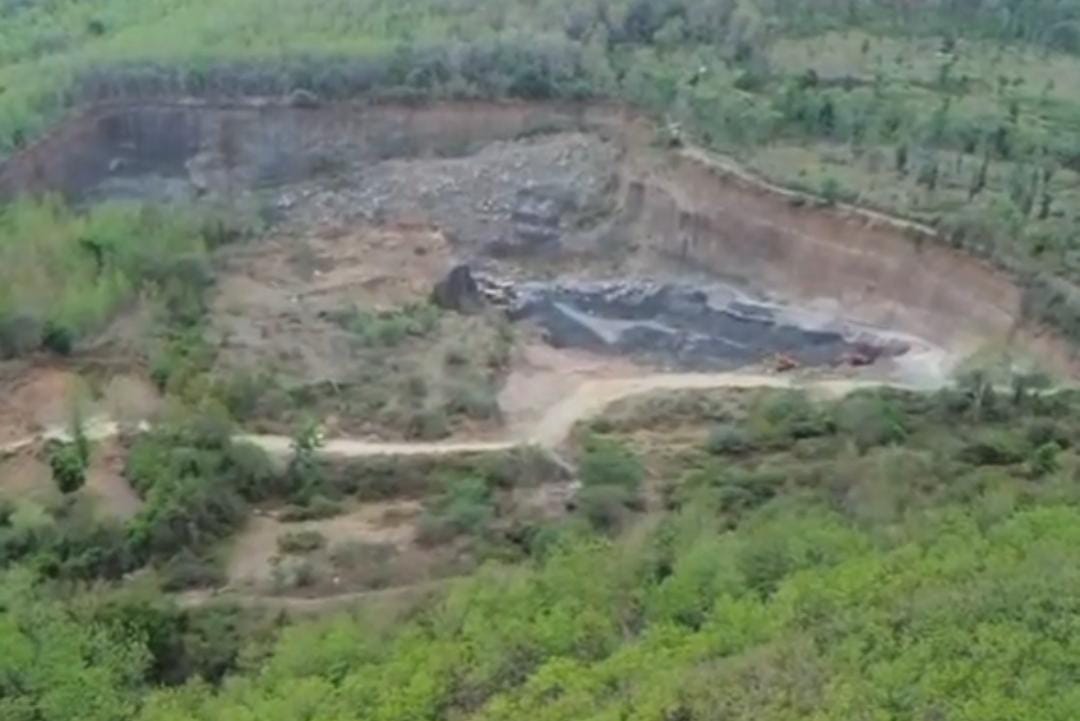 Jalan Desa Rusak Akibat Truk Tambang, Warga Binor Tagih Tanggung Jawab Perusahaan