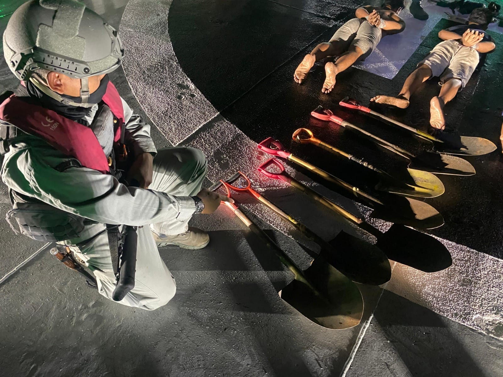 Bakamla RI Tangkap Terduga Perompak Batu Bara Bakamla RI Tangkap Terduga Perompak Batu Bara