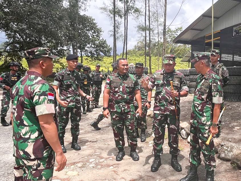 Dandim 1710/Mimika Dampingi Pangdam XVII/Cenderawasih Kunjungi Pos Satgas Pamtas Obvitnas