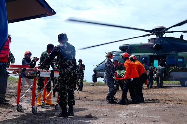 TNI, ADF, dan Basarnas Evakuasi Warga Nyaris Tenggelam di Laut Selatan Jawa