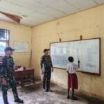 Satgas Yonif 312/KH Didik Generasi Penerus di Perbatasan Melalui Kegiatan Mengajar di SD YPK Tomerau