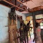 Satgas Yonif 312/KH Bantu Renovasi Rumah Warga di Perbatasan Papua