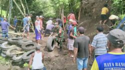 Babinsa Koramil 0808/15 Gandusari Dampingi Warga Bangun Jembatan Gantung dari Bambu