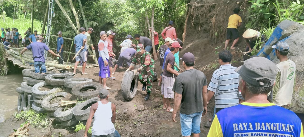 Babinsa Koramil 0808/15 Gandusari Dampingi Warga Bangun Jembatan Gantung dari Bambu