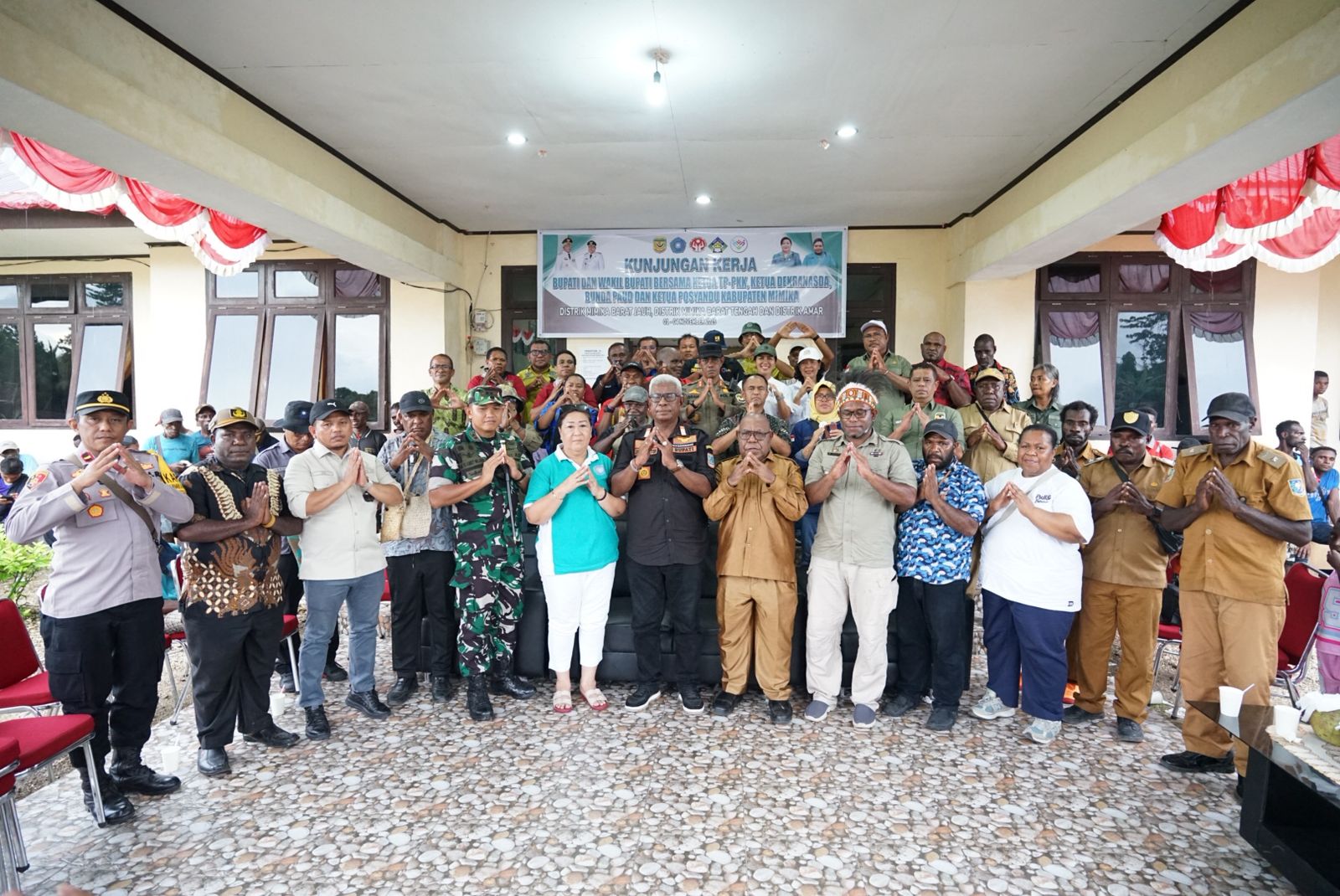 Dandim 1710/Mimika Dampingi Bupati dan Wakil Bupati Mimika Saat Melaksanakan Kunjungan Kerja di Distrik Mimika Barat Jauh