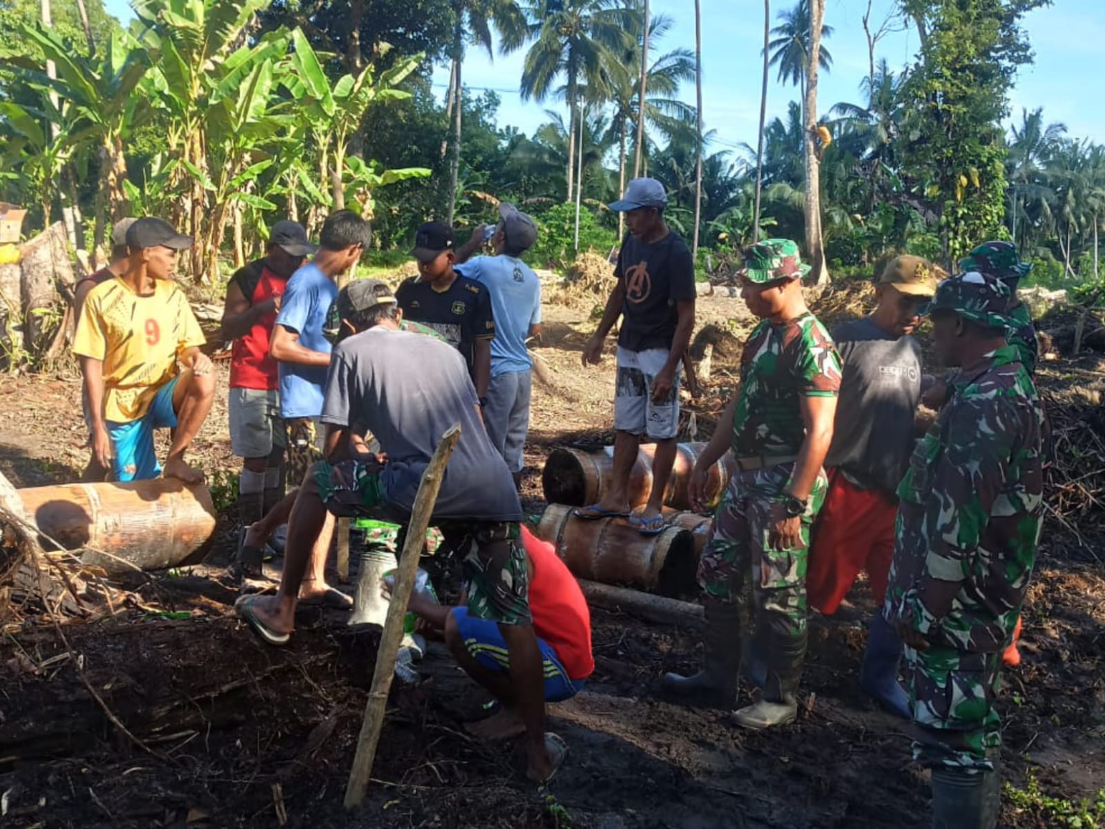 Satgas TMMD ke-126 Kodim 1505/Tidore Bersama Masyarakat Tanam Jagung di Lahan Ketahanan Pangan