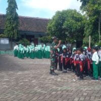 Puluhan Siswa SD dibekali Wasbang dan Bela Negara oleh Babinsa Sekar Bojonegoro