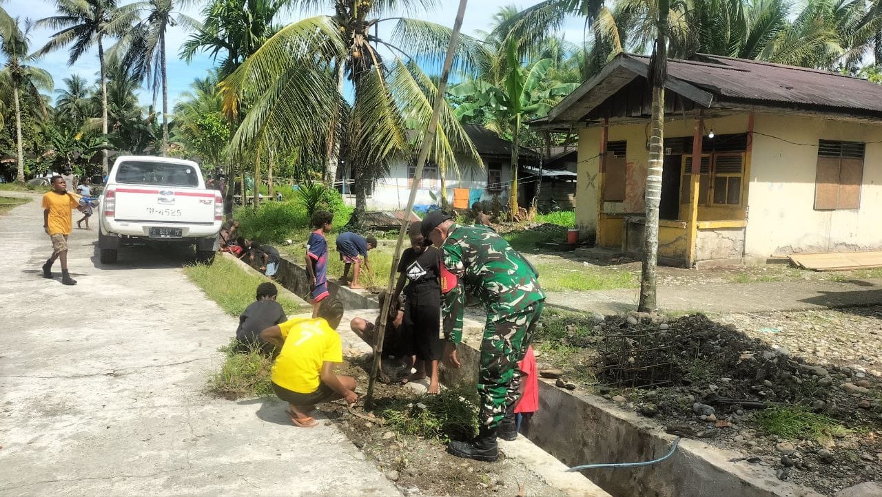 Tumbuhkan Hidup Sehat dan Lingkungan Bersih, Babinsa Koramil Mapurujaya Ajak Warga Bersihkan Parit