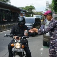 Kosisten Dalam Berbuat Baik Kepada Masyarakat Sekitar Yonif 2 Marinir Laksanaka Kegiatan Rutin Jumat Berkah
