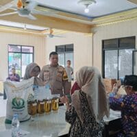 Polsek Cikupa Kawal Penyaluran Bantuan Pangan Bulog di Desa Bojong