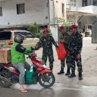 Yonif 2 Marinir Tebar Kepedulian Lewat Senyuman di Jumat Berkah Saat Membagikan Nasi Kotak