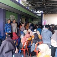 Bhabinkamtibmas Desa Sukadamai Pantau Penyaluran BLTS Kesra 2025 di Aula Kantor Desa
