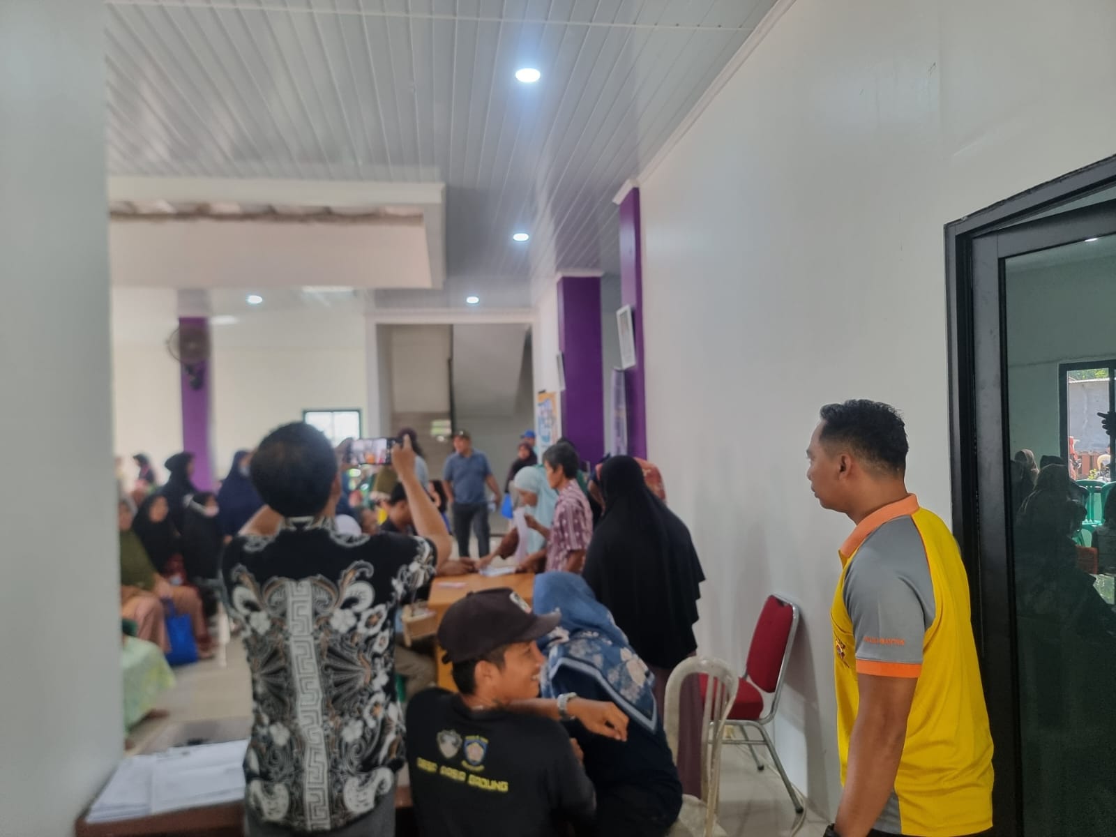 Bhabinkamtibmas Pasir Gadung Pantau Penyaluran BLTS Kesra 2025