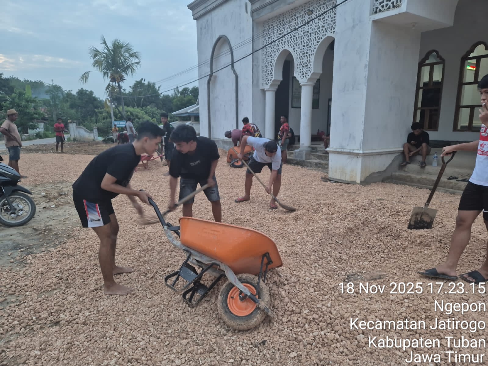 Gotong Royong Pagi Hari di Ngepon, Bukti Cinta Masyarakat pada Masjidnya