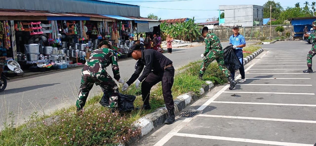 Sambut Bulan Kasih Natal, Kodim 1710/Mimika Gelar Karya Bakti Bersihkan Lingkungan Pasar