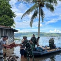 Banjir Putuskan Akses, TNI Tempuh 12 Mil Lalui Danau Singkarak Salurkan Bantuan