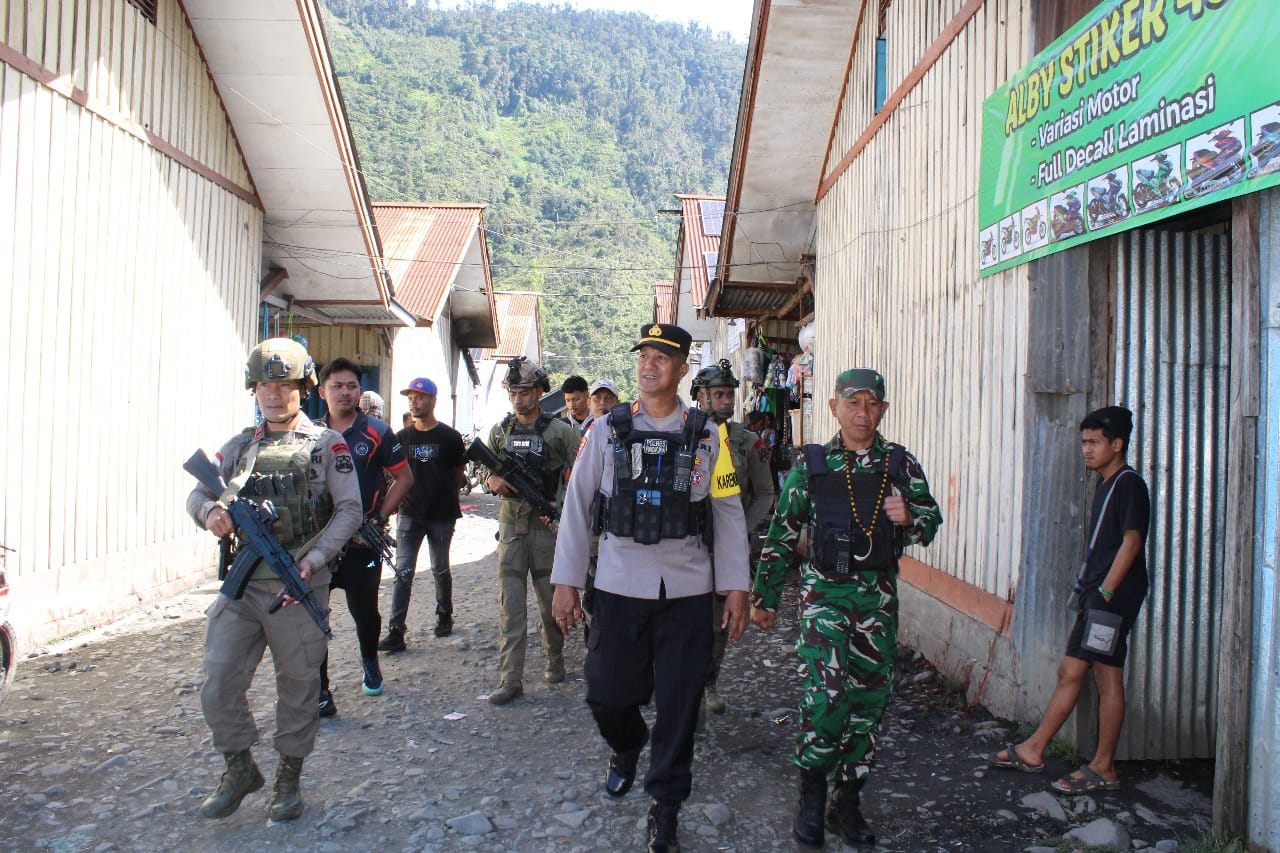 Kodim 1714/Puncak Jaya Gelar Patroli Bersama TNI-Polri Hadir Tak Sekadar Pengamanan, Tapi Wujud Kepedulian untuk Masyarakat Aman dan Nyaman
