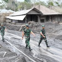 Kasdam V/Brawijaya Tinjau Lokasi Terdampak Erupsi Semeru dan Gelar Bhakti Sosial untuk Warga