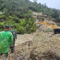 TNI Prioritaskan Keselamatan Warga, Danrem 023/KS Pimpin Pembukaan Akses Jalan Longsor di Tapanuli Tengah
