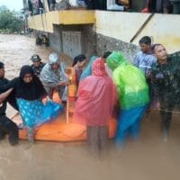 Banjir Rendam Permukiman di Pidie, TNI Bantu Evakuasi dan Distribusi Logistik