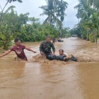 Prajurit Kodam IM Sigap Selamatkan Warga Aceh dari Banjir dan Longsor
