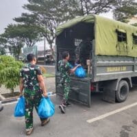 TNI Distribusikan 14.225 Nasi Bungkus untuk Warga Terdampak Banjir di Medan