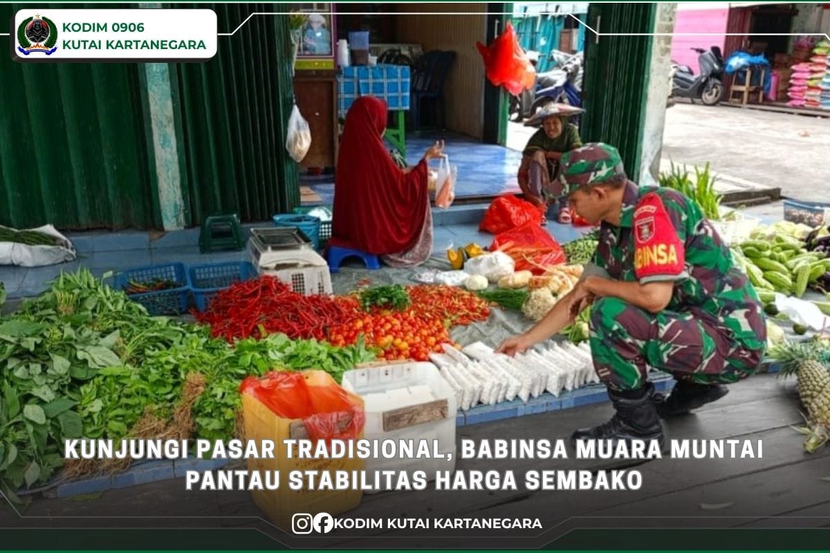 Kunjungi Pasar Tradisional, Babinsa Muara Muntai Pantau Stabilitas Harga Sembako