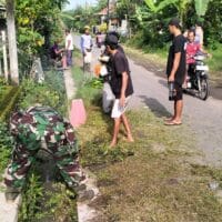 Wujud Nyata Kemanunggalan TNI Dengan Rakyat, Babinsa Dan Masyarakat Lakukan Pembersihan Lingkungan