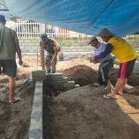 Babinsa Ngadirejo Bantu Perehaban Rumah Dan MCK Warga