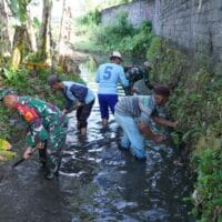 Tiga Pilar Bersinergi, Aksi Karya Bakti Bersama Kodim 0808/Blitar Memperingati Hari Juang Kartika Di Kelurahan Klampok