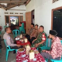 Wujudkan Rasa Aman, Babinsa Koramil Srengat Pantau Ibadah Natal di GPDI Togogan