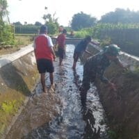 Babinsa Kelurahan Turi Bersama Warga Laksanakan Kerja Bakti Pembersihan Saluran Air