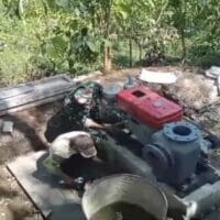 Babinsa Desa Boro Bersama Poktan Makmur Perbaiki Diesel Pompa Pertanian