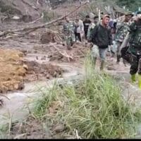 TNI Evakuasi Dua Lansia Penderita Stroke di Wilayah Terisolasi Bener Meriah