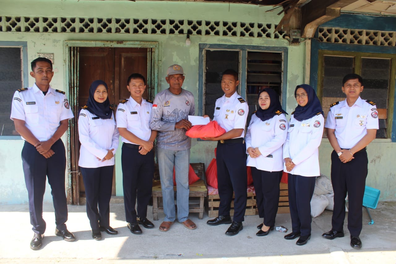 Stasiun Bakamla TBK Salurkan Paket Sembako Sambut HUT ke-20 Bakamla RI Stasiun Bakamla TBK Salurkan Paket Sembako Sambut HUT ke-20 Bakamla RI