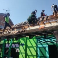 Babinsa Kepanjenkidul Bersama Warga Gotong Royong Renovasi Rumah Warga