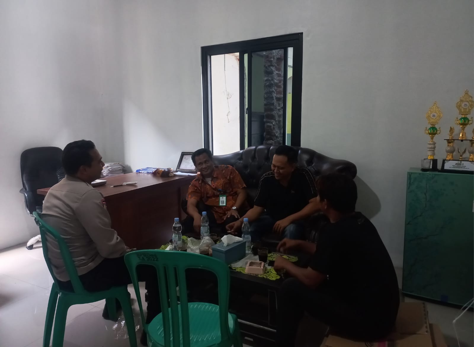 Bhabinkamtibmas Sambang Warga di Desa Pasir Gadung, Perkuat Komunikasi dan Kamtibmas