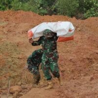 Prajurit TNI Pikul Bahan Bantuan dan Jalan Kaki Puluhan Km Salurkan Logistik ke Desa Terisolir di Sitahuis