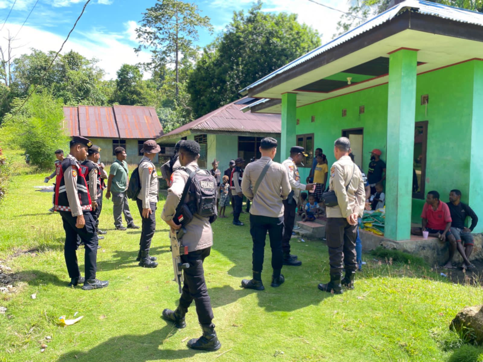 Kapolres Maybrat Salurkan Bansos untuk Warga Kampung Imsun Jelang Perayaan Natal Kapolres Maybrat Salurkan Bansos untuk Warga Kampung Imsun Jelang Perayaan Natal