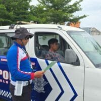 Di Antara Sawah dan Senyum, Polantas Tuban Temani Warga Belajar SIM