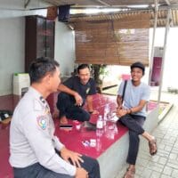 Bhabinkamtibmas Sukamulya Sambangi Tokoh Pemuda Kampung Kadu, Ajak Jaga Kamtibmas