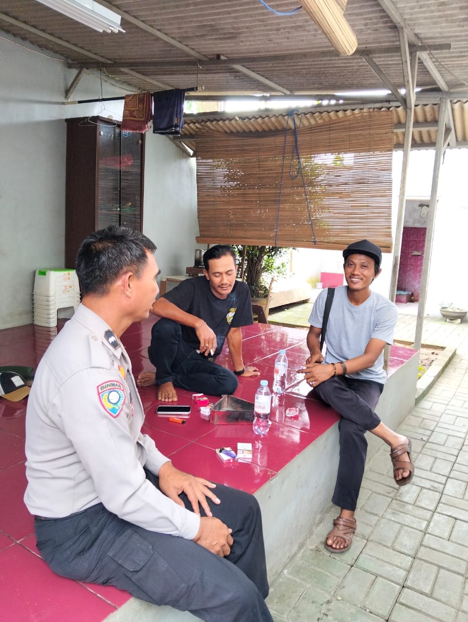 Bhabinkamtibmas Sukamulya Sambangi Tokoh Pemuda Kampung Kadu, Ajak Jaga Kamtibmas