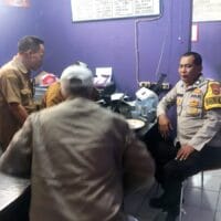 Bhabinkamtibmas Sukadamai Sambangi Staf Desa, Perkuat Silaturahmi dan Kamtibmas