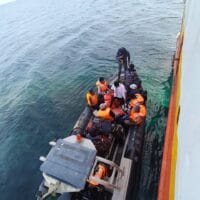 Respons Cepat KRI Panah-626 Evakuasi Penumpang KM Cantika Lestari 9C yang Kandas di Teluk Weda