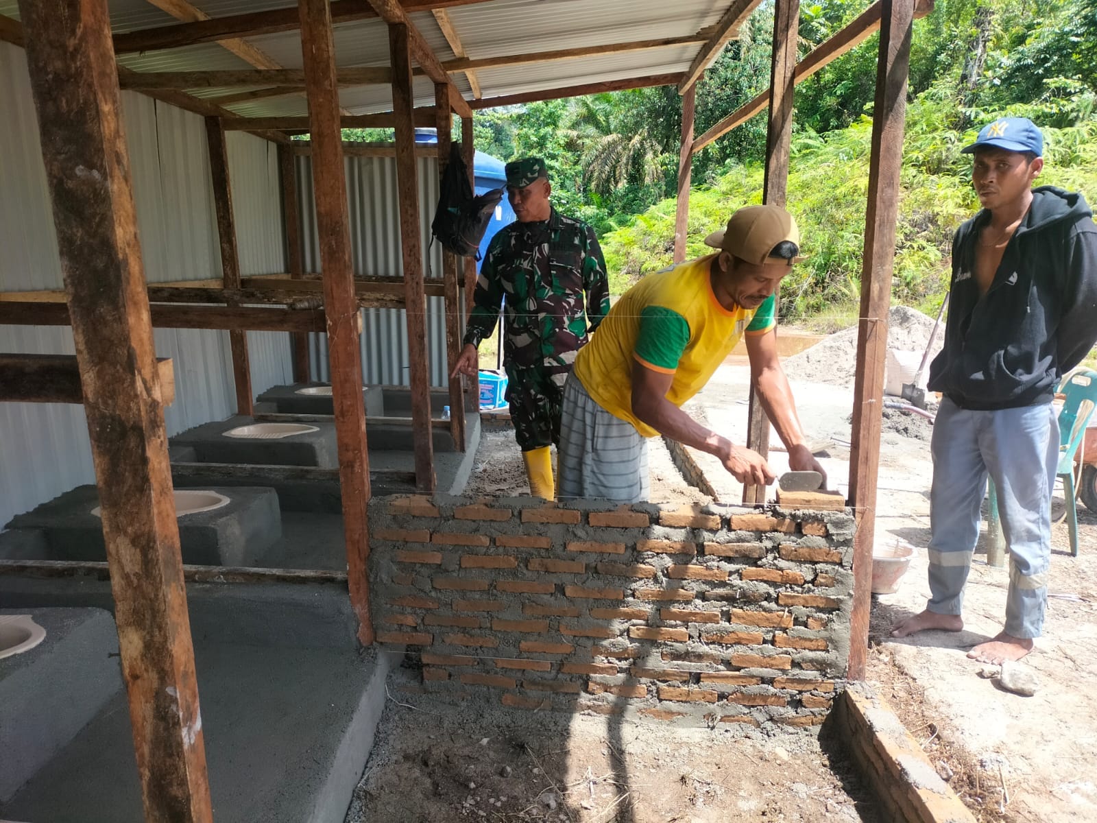 TNI Bangun Fasilitas MCK untuk Dukung Kesehatan Pengungsi di Tapanuli Selatan